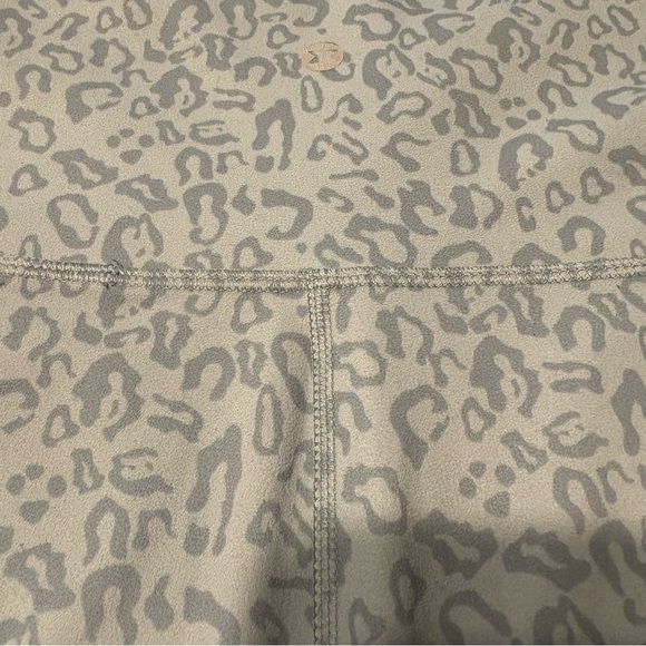 RBK Women's Light Green Leopard Print Workout CAPRIS SZ M - Picture 3 of 5